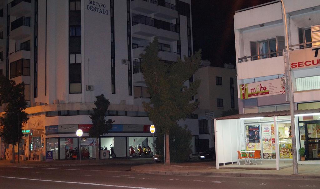 Destalo Court Larnaca Apartment Extérieur photo